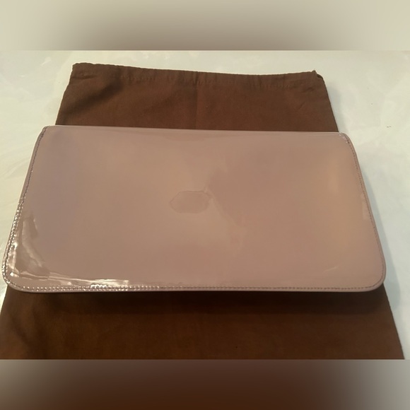 Gucci Nude Patent Leather Horsebit Clutch - Picture 8 of 9